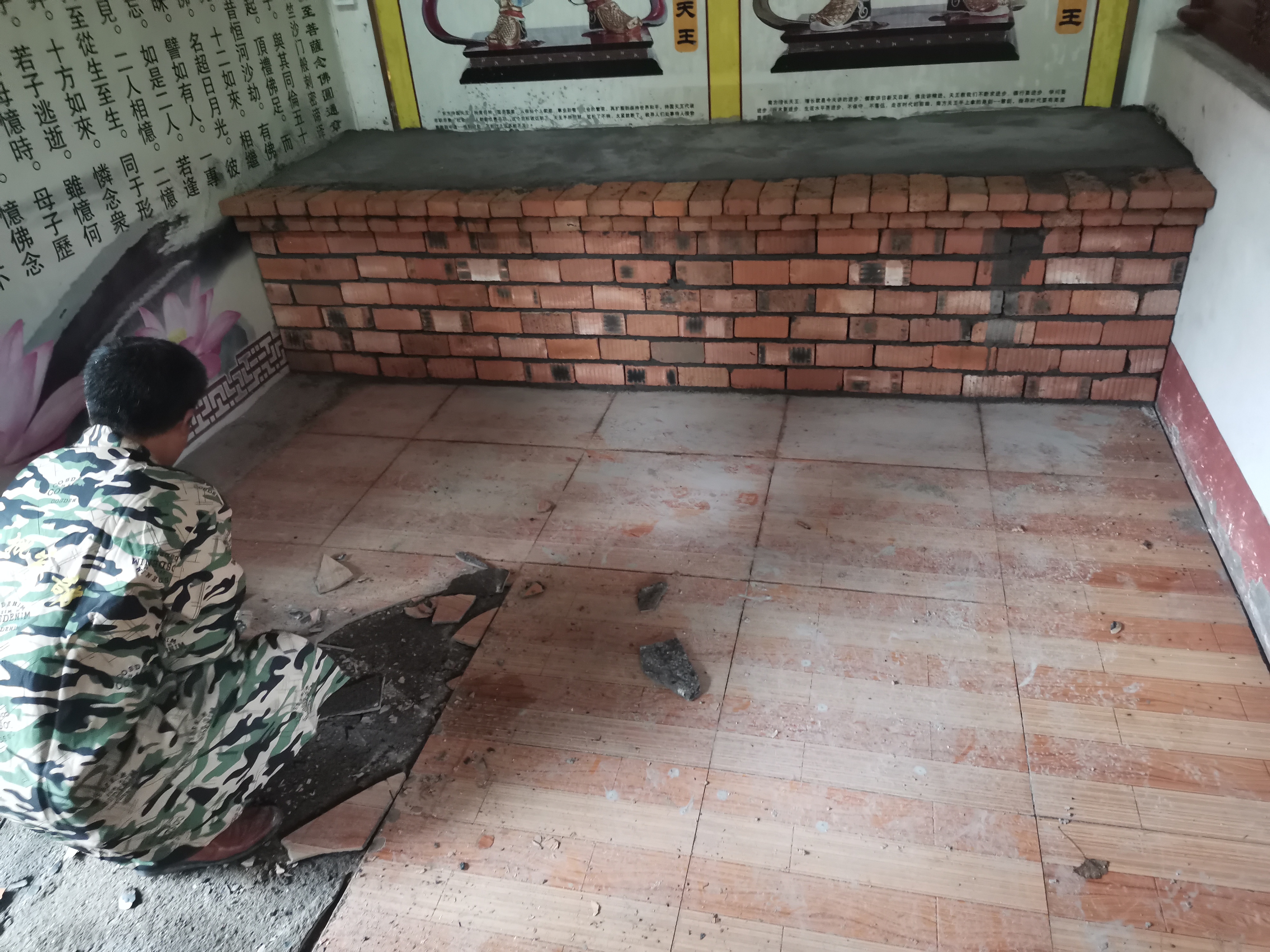 华严寺天王殿铺设地砖及牌匾贴金